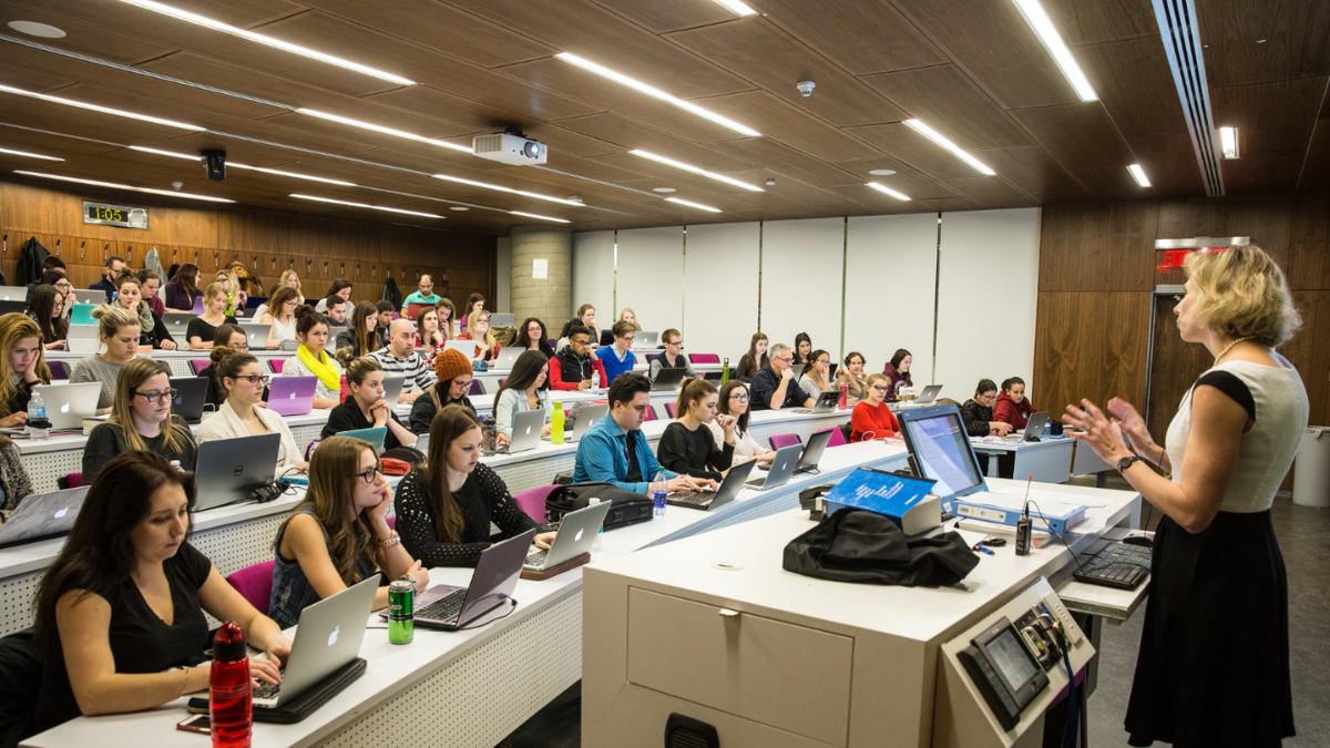 La professeure Jennifer Quaid enseigne dans la salle Norton Rose