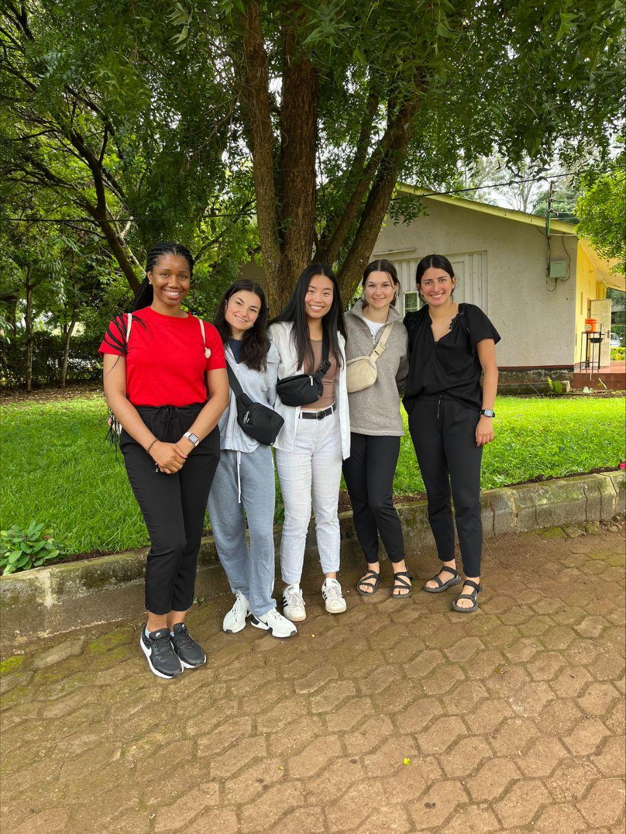 Amarachi Asomugha, Jessica Poliwoda, Ruth Chen, Bethany Wollin et Maria Paula Jaramillo