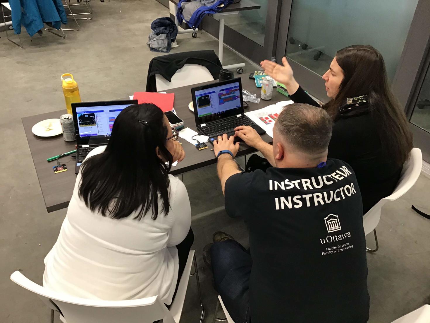 Personnel enseignant lors d'une session de formation avec un instructeur des programmes de sensibilisation de la Faculté de génie.