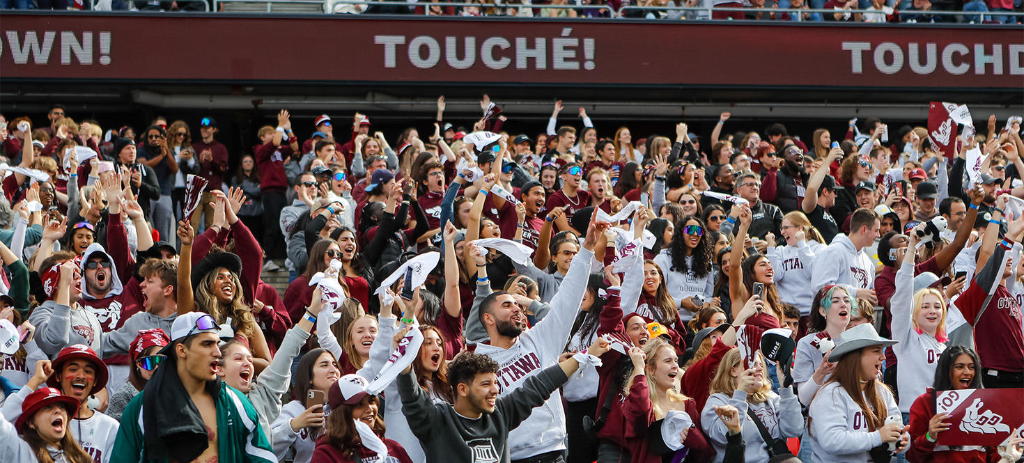Une foule d'étudiants encourage les Gee-Gees