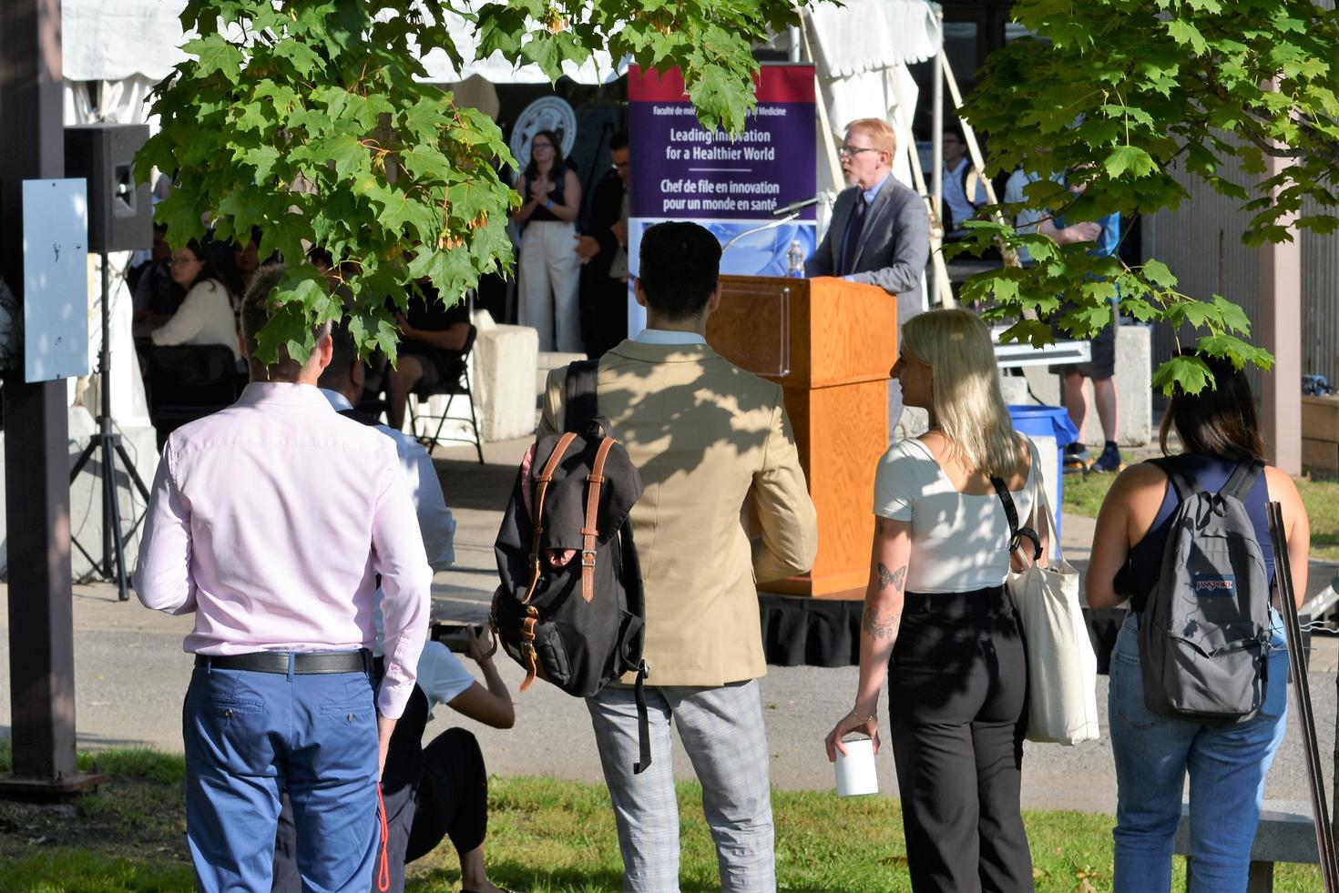 Le Doyen Bernard Jasmin s'adressant aux apprenants