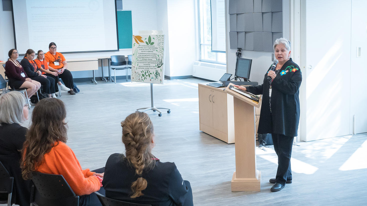Claudette Commanda, chancelière de l'Université d'Ottawa, s'adresse à un public nombreux