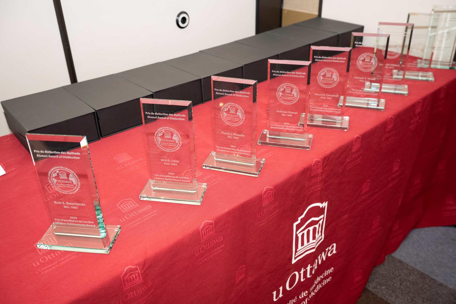 trophées de récompenses conservés sur une table