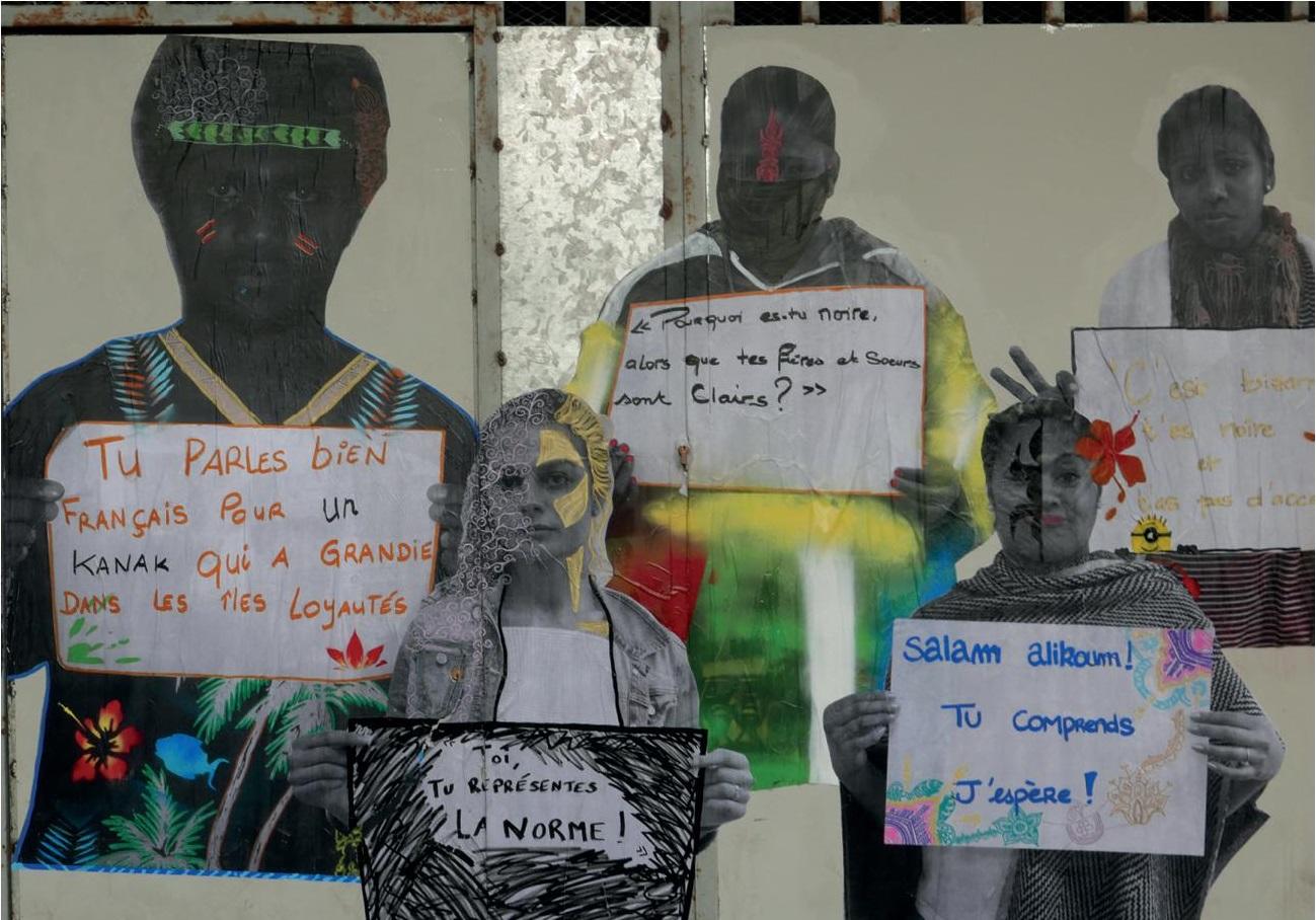 5 femmes tenant des pancartes qu'elles ont écrites face à la caméra