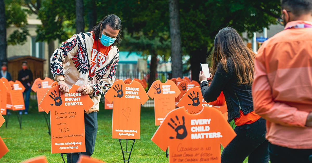 People reading and writing messages for Truth and Reconciliation Day