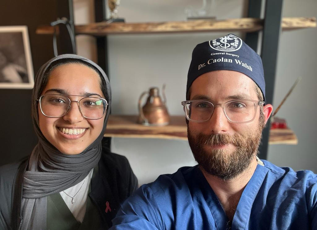 Stagiaire en médecine internationale Fatima Abdulla (Université de Khalifa) et le précepteur Dr Caolan Walsh