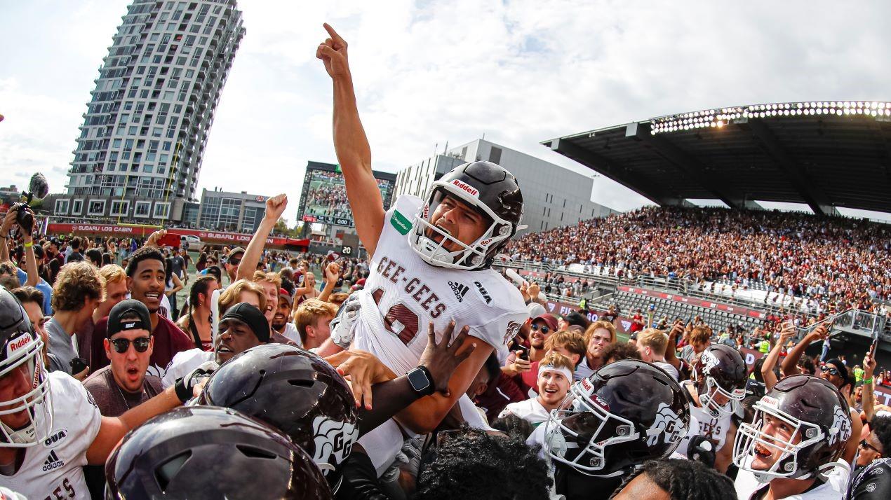Les joueurs de football des Gee Gees célèbrent leur victoire au Panda Game.