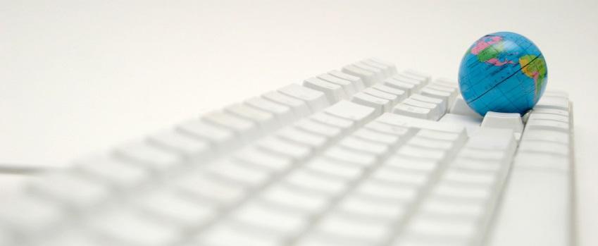 petit globe terrestre sur clavier d'ordinateur