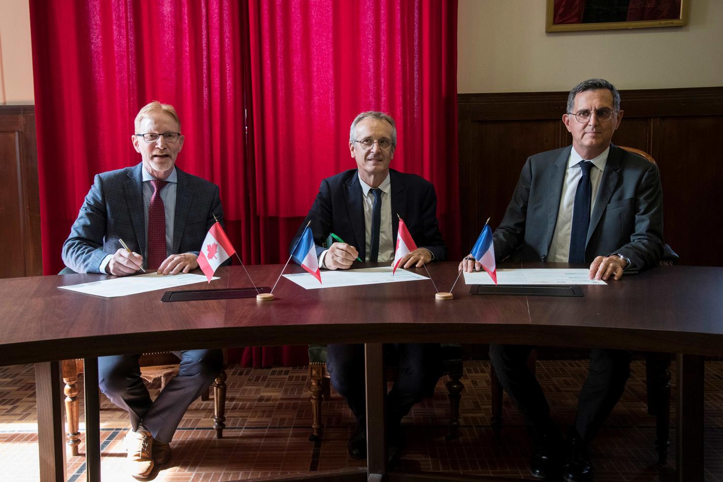 Signature de la Charte par Bernard Jasmin, Frédéric Fleury et Gilles Rode.