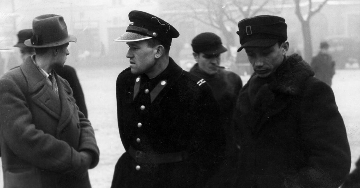 Black and white photo of 4 soliders.