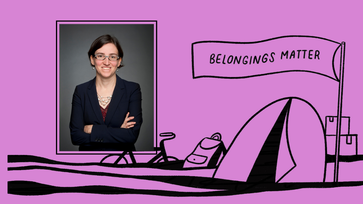 photo de Marie-Eve Sylvestre à côté d'une illustration d'une tente, d'un sac à dos et d'un vélo. 