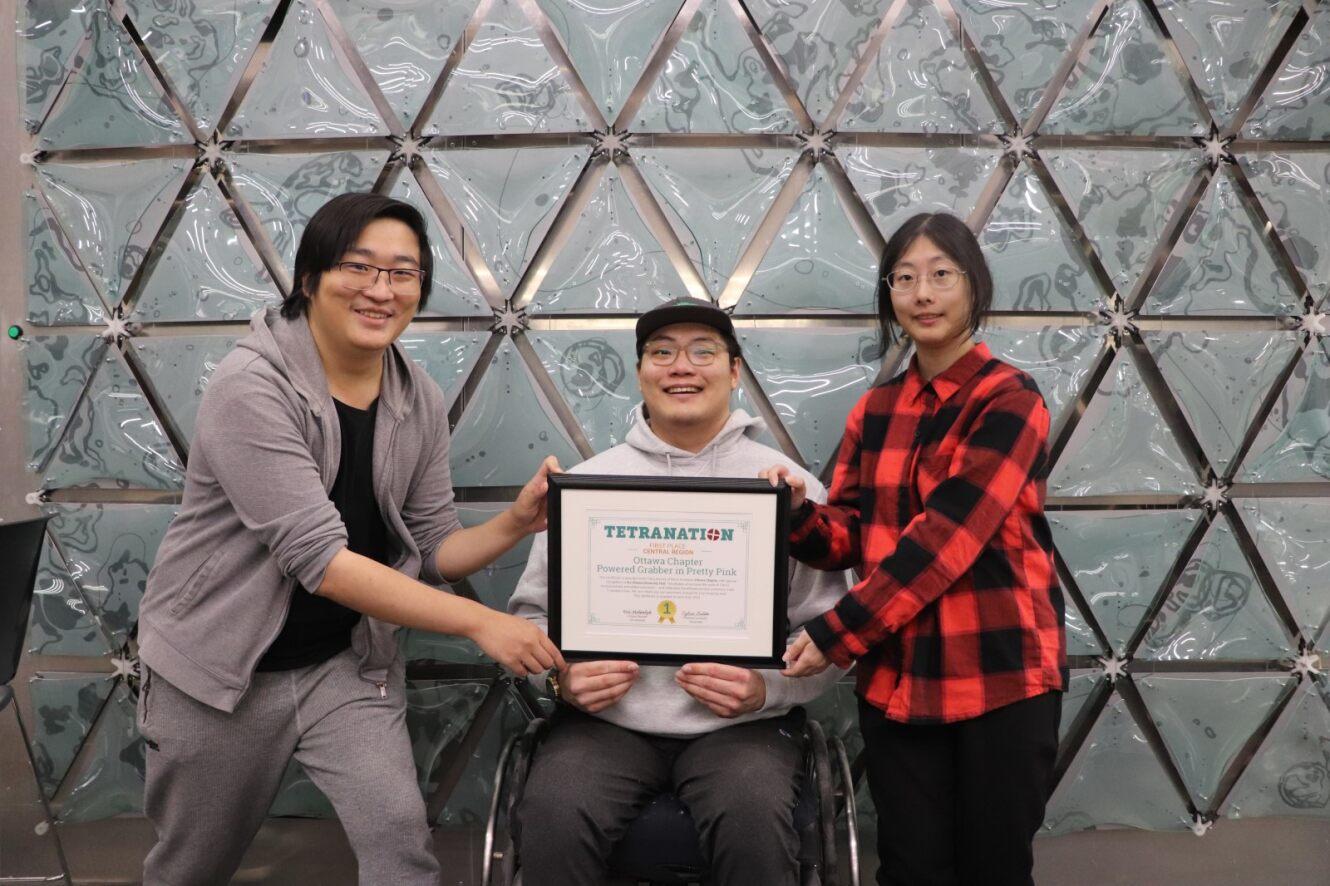 Équipe étudiante gagnante avec leur certificat de TetraNation.