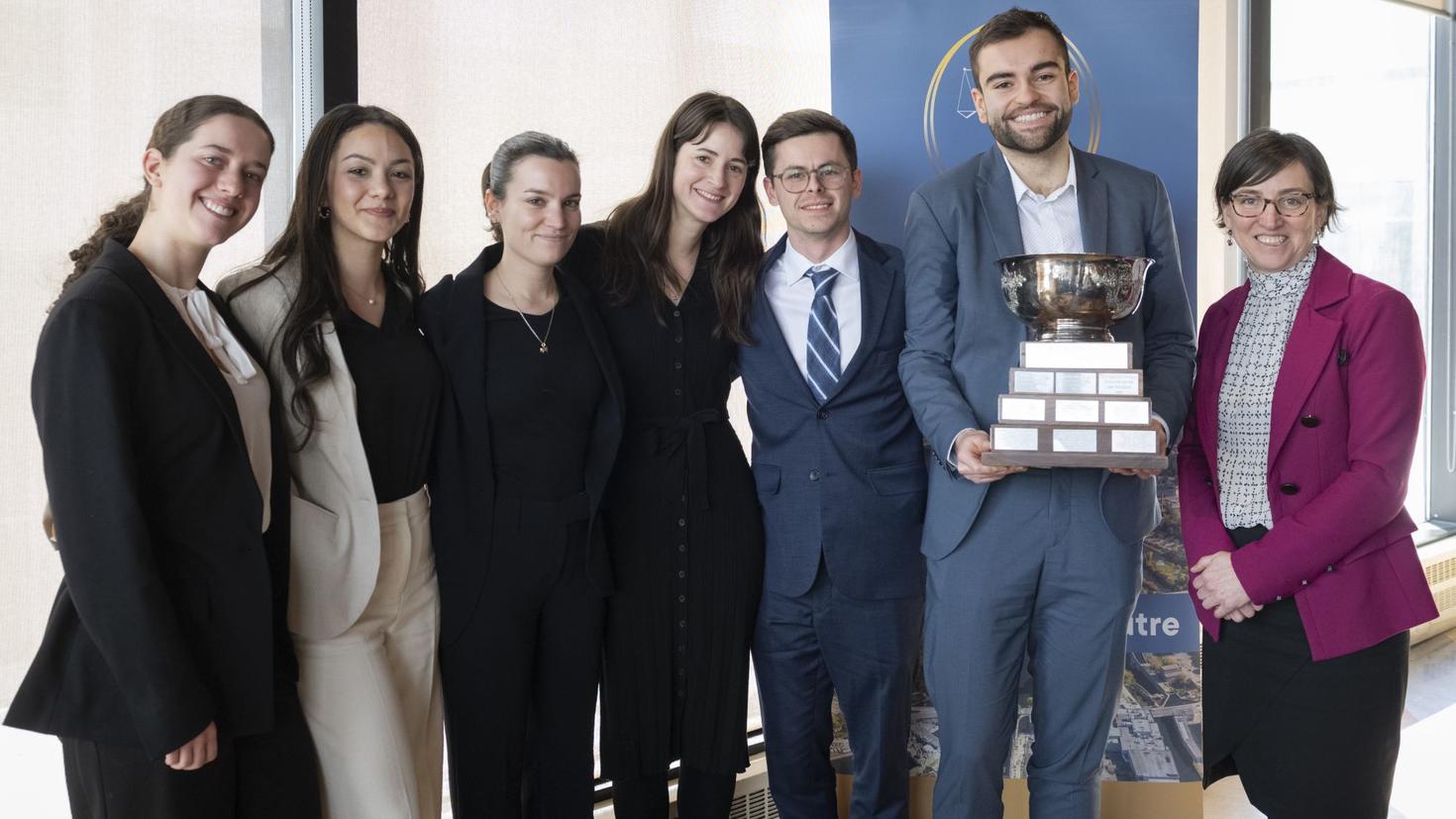 L'équipe gagnante de l'UQAM et la doyenne de la Section de civil, Marie-Ève Sylvestre.