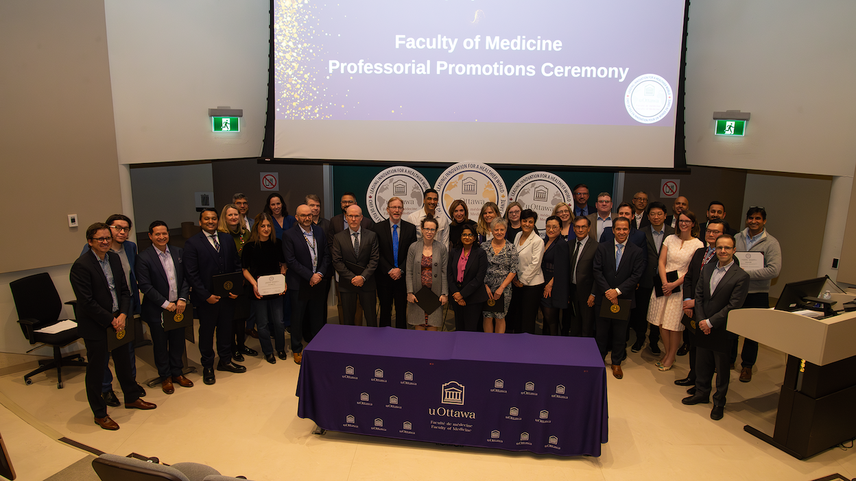Photo de groupe des membres de la faculté de médecine