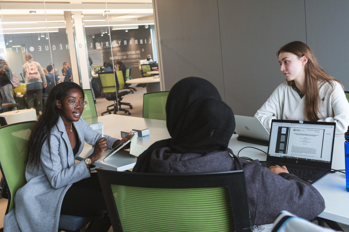 Des étudiantes qui étudient au CRX.