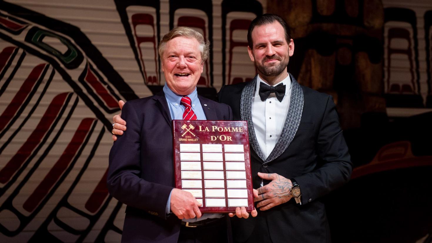 Benoît Pelletier et Alexandre Faubert Charlebois, lors de la remise de la Pomme d'or 2023, prix pour l'excellence en enseignement remis par les étudiants.es
