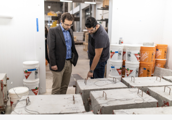 Dr. Sanchez avec un membre de son équipe dans son laboratoire de recherche 