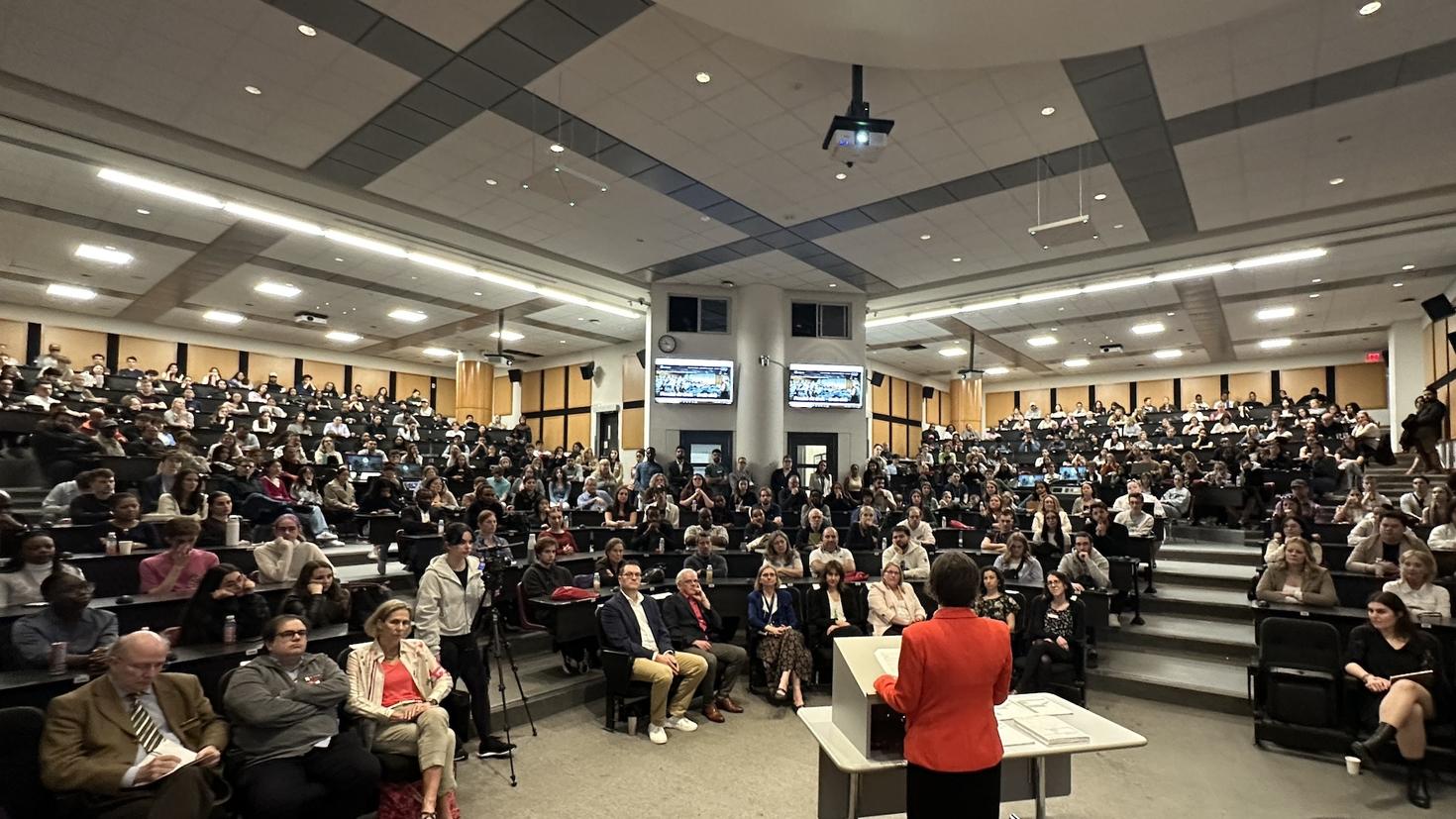La doyenne Marie-Eve Sylvestre s'adressant aux étudiants lors de la journée portes ouvertes 2024