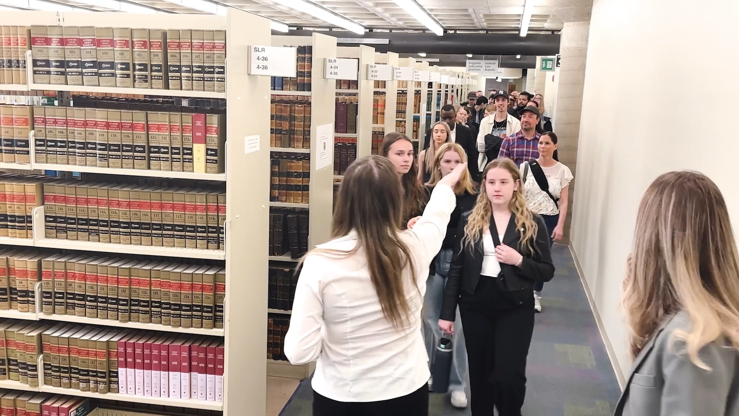 Étudiants dans un corridor - portes ouvertes 2024