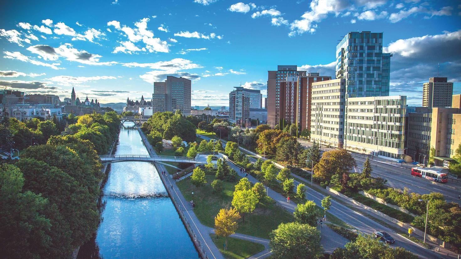 uOttawa campus as seen from the Rideau canal 