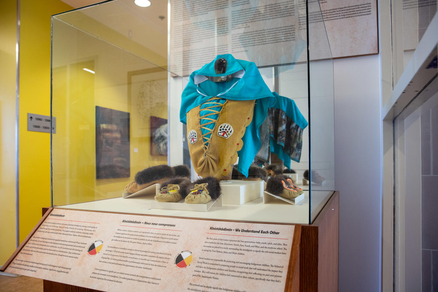 Kinistòtàdimin (qui signifie « Nous nous entraidons »), des artistes anichinabées Grace Ratt, Tina Nottaway et Shannon Chief