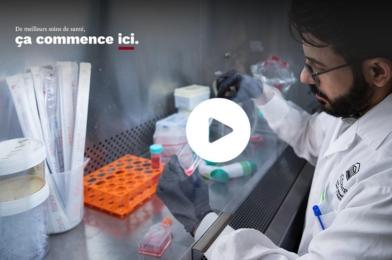 Un chercheur en santé, vêtu d'une blouse de laboratoire, travaille dans une enceinte de biosécurité de laboratoire, manipulant des échantillons avec des outils de précision.