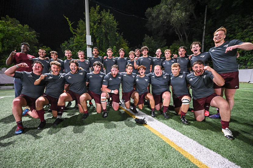L'équipe masculine de rugby des Gee-Gees de l'Université d'Ottawa pose pour une photo d'équipe sur le terrain de rugby..