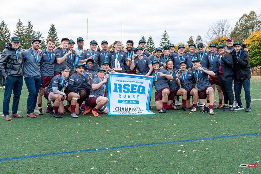 Nous sommes numéro un. L'équipe masculine de rugby des Gee-Gees de l'Université d'Ottawa affiche fièrement la bannière du championnat de rugby du RSEQ 2023-2024 sur le terrain de rugby.