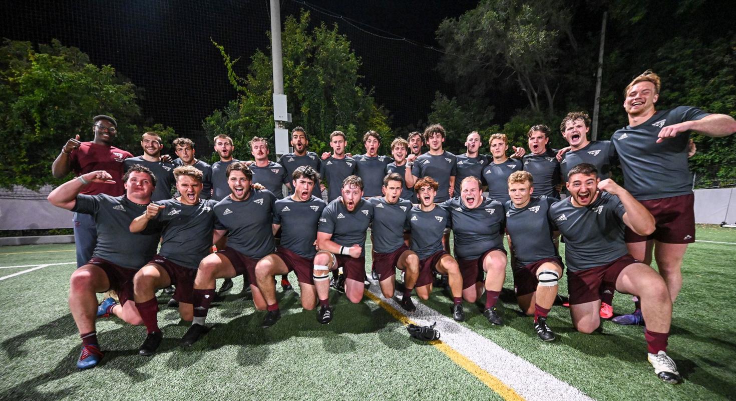L'équipe masculine de rugby des Gee-Gees de l'Université d'Ottawa pose pour une photo d'équipe sur le terrain de rugby.