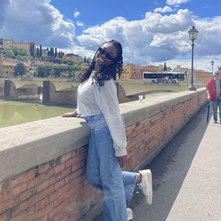 oxane Akakpo sourit et donne un coup de pied à un mur surplombant la campagne française.