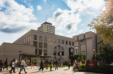 Students walking by Faculty of Arts on the uOttawa Grande Allée 