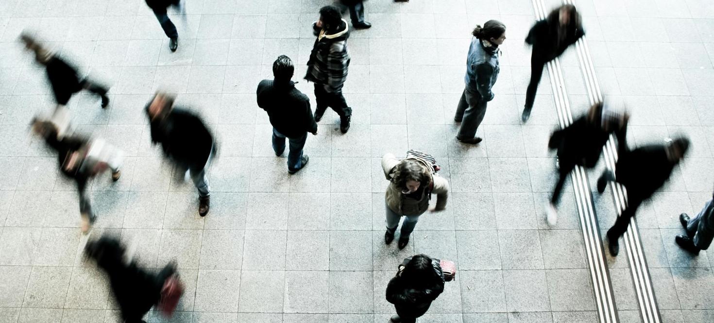 Une image flou de personnes en marchant.