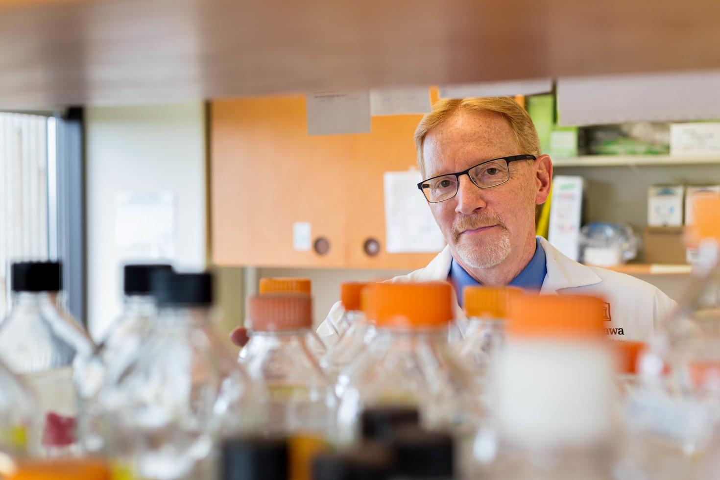 Dr Jasmin dans son laboratoire