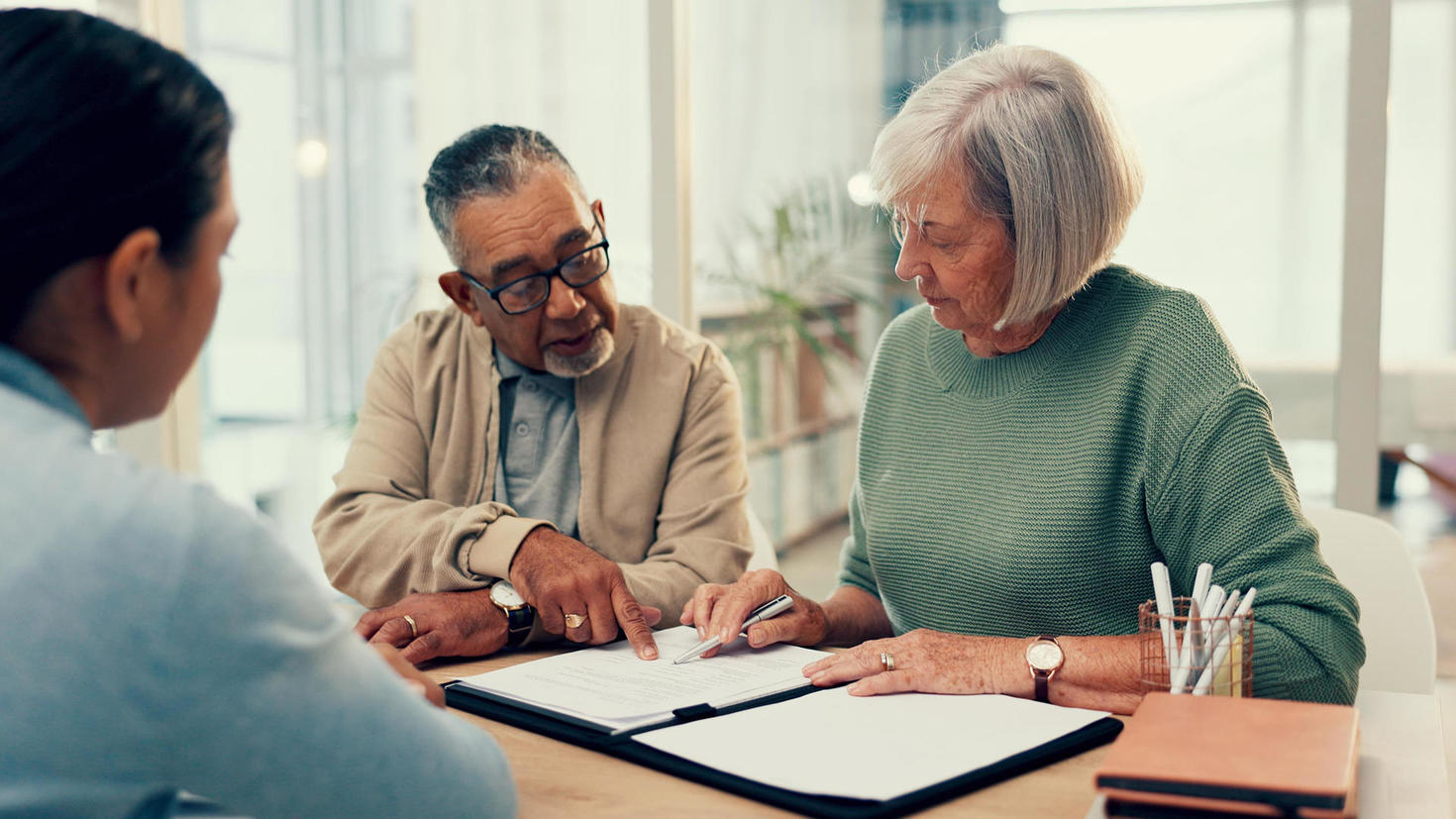 Un couple examine son patrimoine avec un conseiller