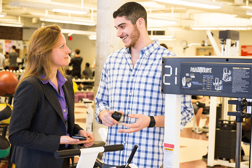 Lee Silverstone presents his invention to one of his mentors, Catherine Geci of uOttawa’s Startup Garage.   Lee Silverstone présent