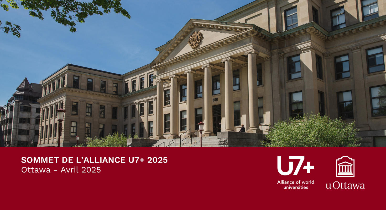 Photo du pavillon Tabaret, de l'Université d'Ottawa, avec une bannière affichant les logos de l'Alliance U7+ et de l'Université d'Ottawa, ainsi que la date du Sommet U7+ (avril 2025) et le lieu (Ottawa).
