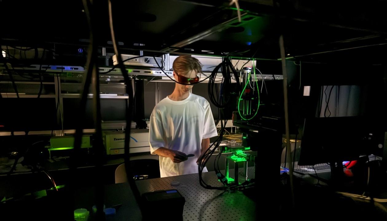 PhD student Jean-Félix Milette working in a physics lab.