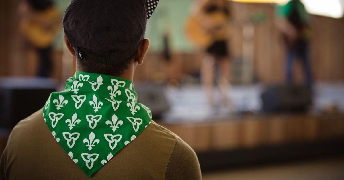 A student wears a scarf with Franco-Ontarian symbols.
