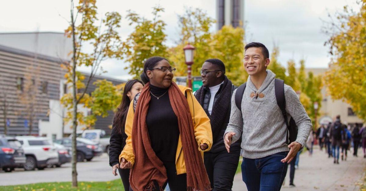Un groupe d’étudiants marche sur le campus.