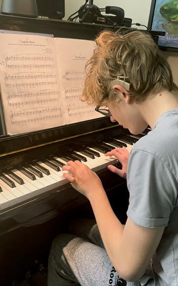 Andrej jouant du piano