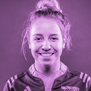 Erin Mccallan, souriante portant son chandail des Gee-Gees