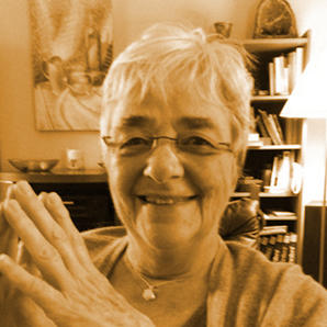 Michèle Wilson, souriante dans son salon