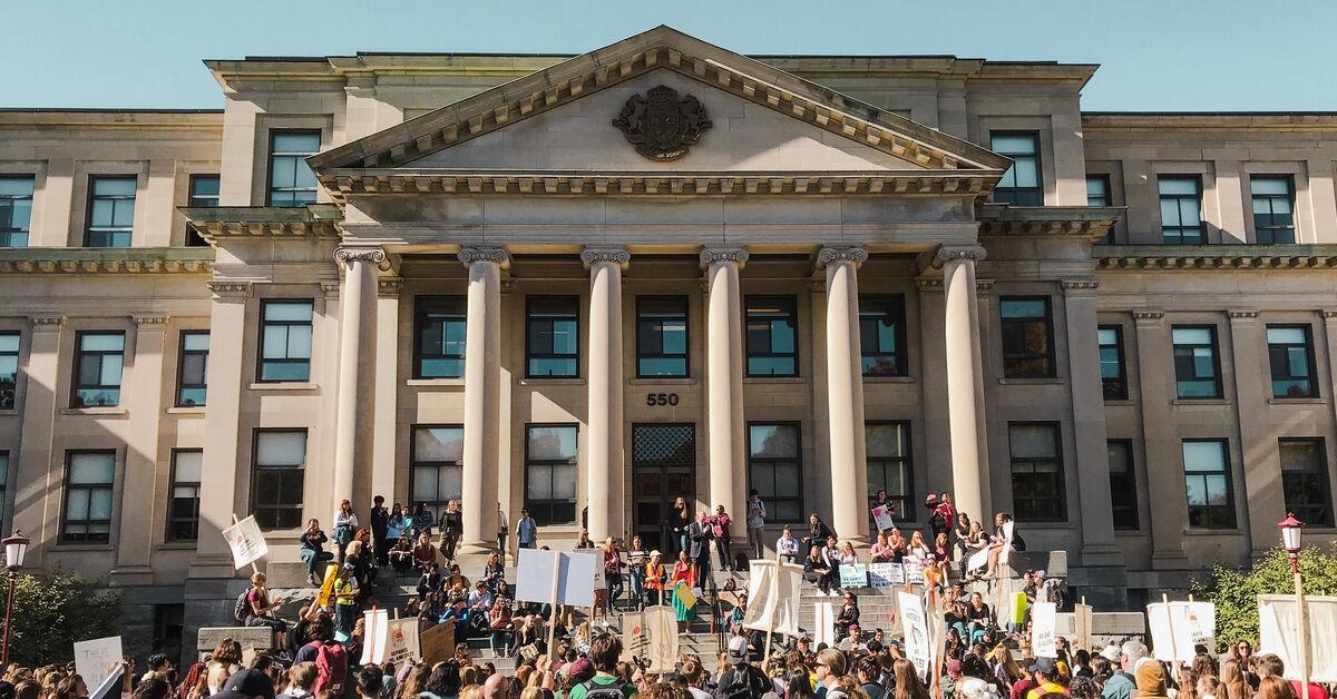 Une foule d'étudiants et de membres de la communauté se rassemblent sur la pelouse du pavillon Tabaret en prévision de la marche Action climat.