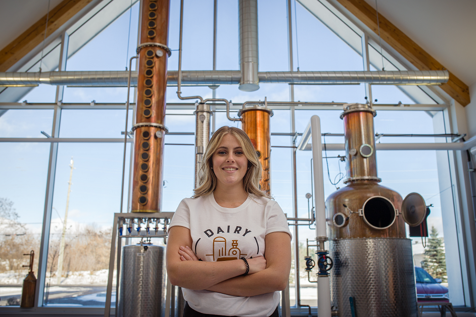 Jessica Gaudet debout à l'intérieur de la distillerie.
