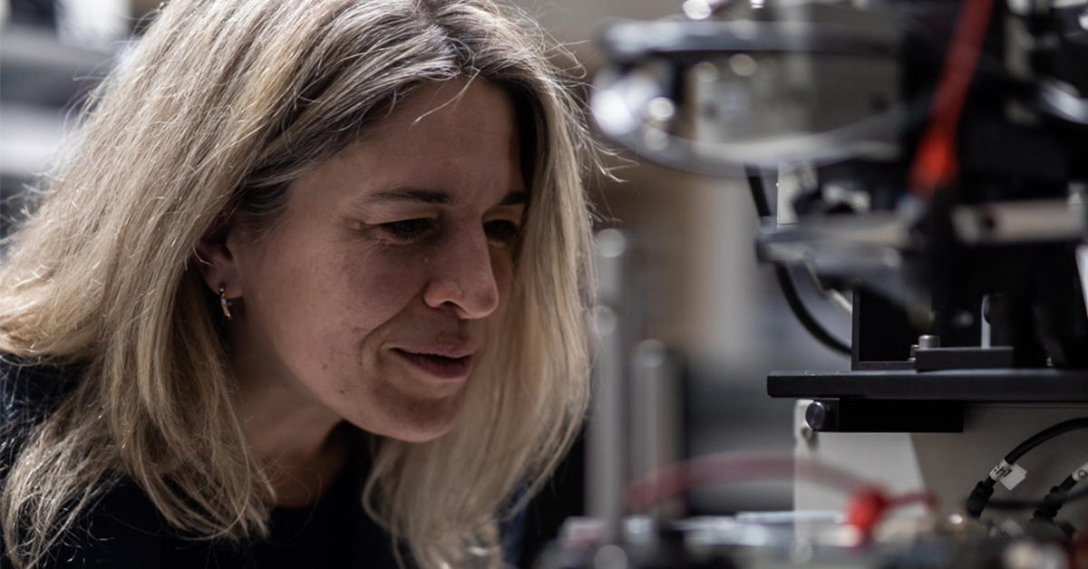 Portrait of Karin Hinzer in her photonics lab