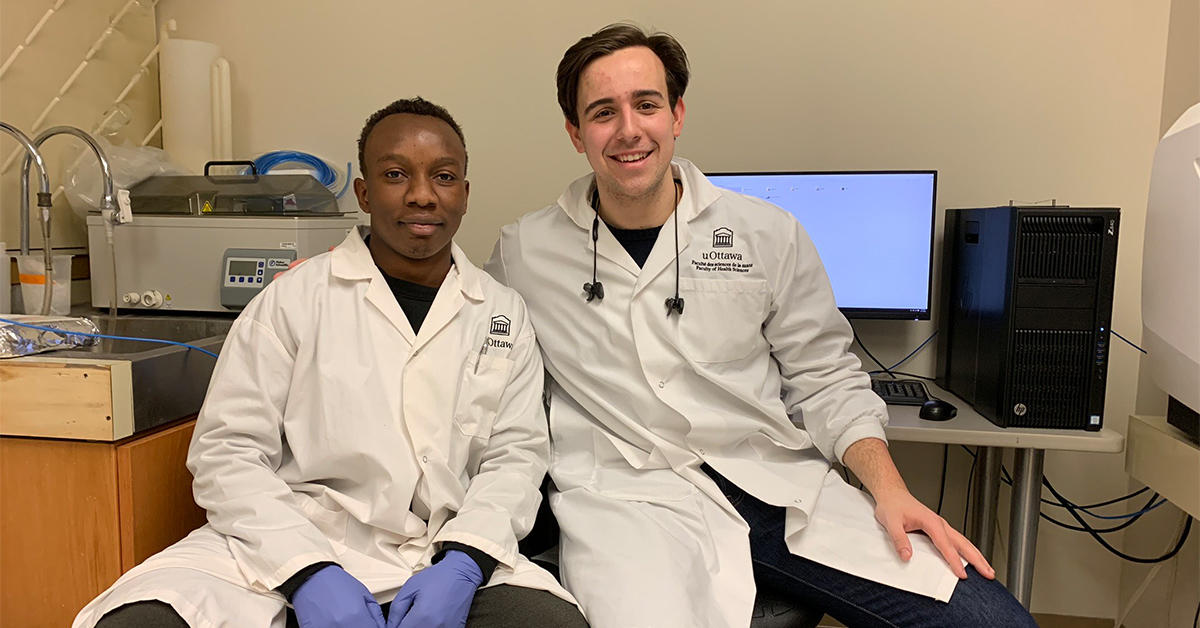 Landry Kalembo (à gauche) et son collègue de recherche Dejan Bojic (à droite) en train d'analyser des données dans un laboratoire au pavillon Roger Guindon.