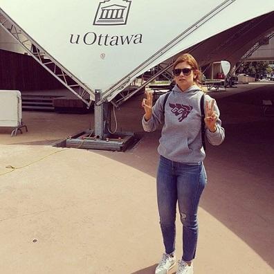 Katherine Levac se tient devant la tente à la Place de l’Université.