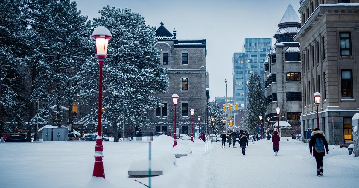 Une scène hivernale devant le pavillon Tabaret.
