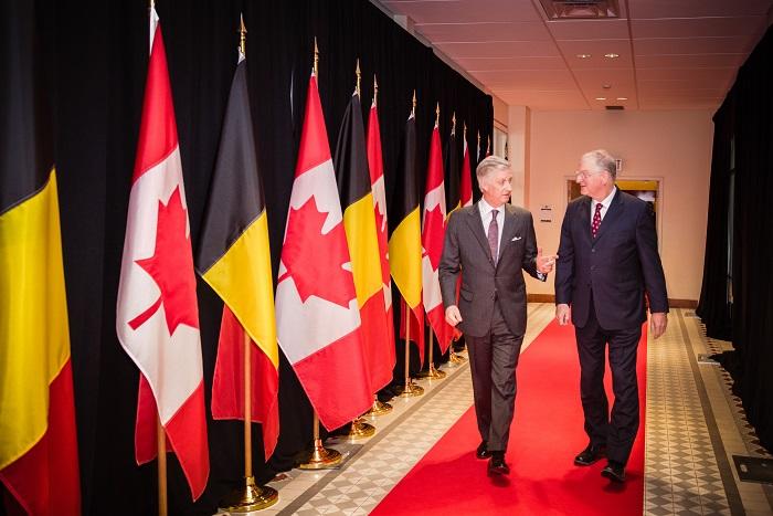 The King of Belgians walks on the red carpet with the president Jacques Frémont