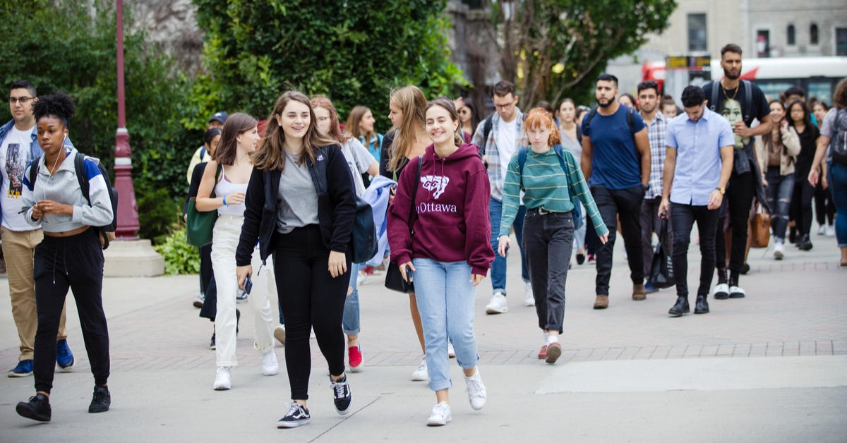 Un groupe d’étudiants marche sur le campus.
